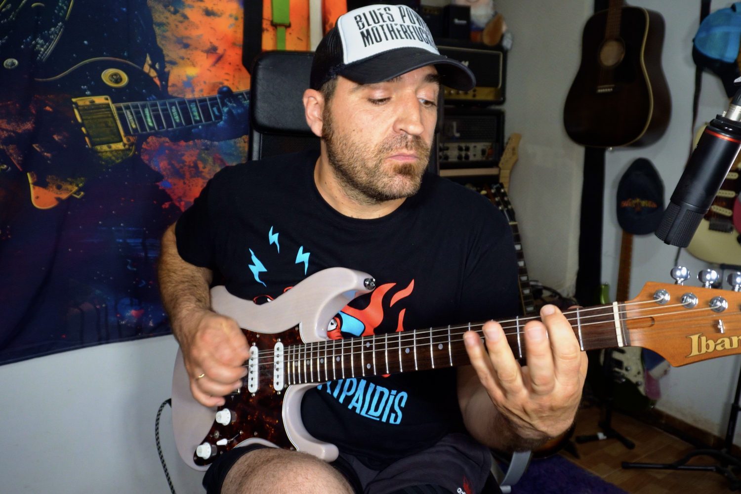 Joxe Luena dando clase de guitarra