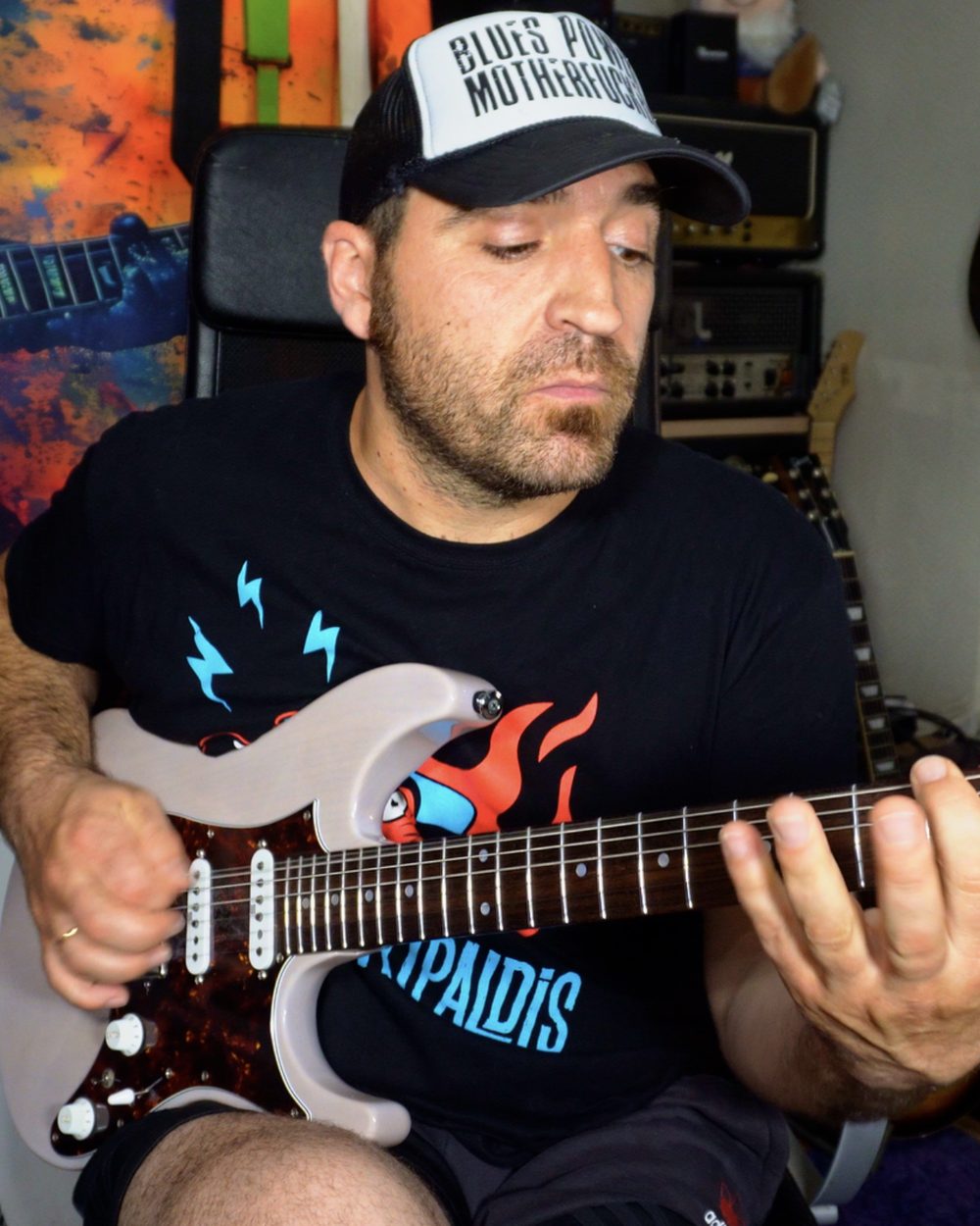 Joxe Luena con la guitarra